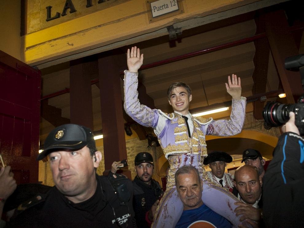 El novillero francés Andy Younes sale por la puerta grande de la Misericordia.