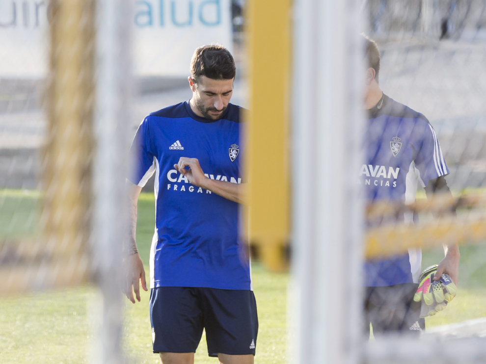 Cani, rumbo al gimnasio, como cada día en las últimas cinco semanas en los entrenamientos del Real Zaragoza en la Ciudad Deportiva.