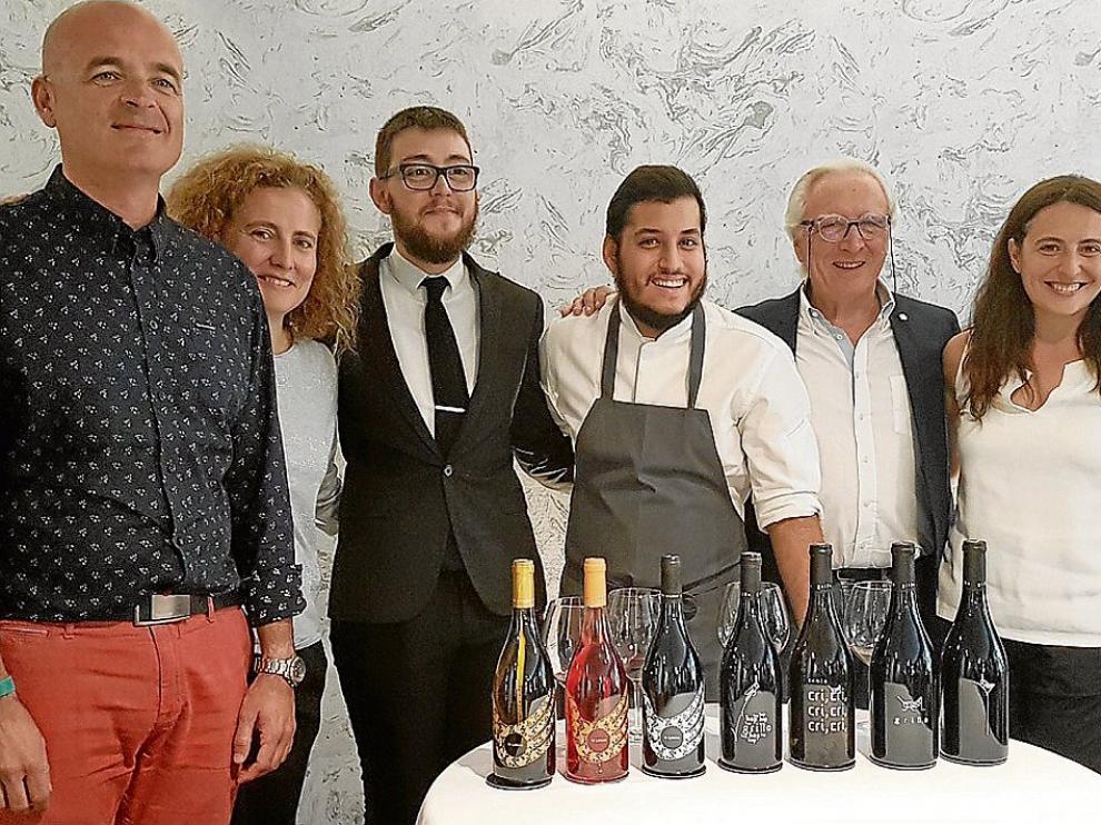 Los responsables de la bodega El Grillo y la Luna y del restaurante Cancook, con los vinos.
