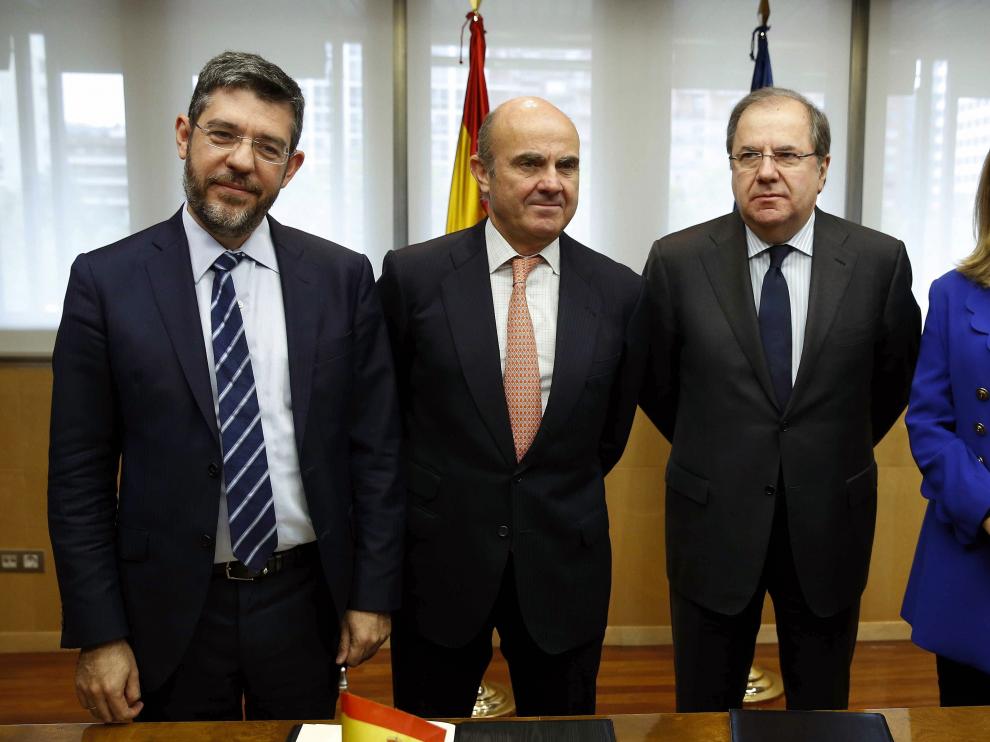 En el centro de la imagen, Luis de Guindos y Juan Vicente Herrera.