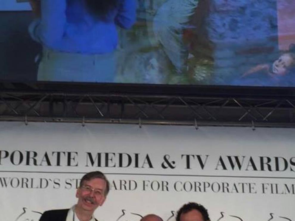 Javier Jiménez, en el centro, junto a Raúl Calavia (derecha) tras recibir el premio en Cannes