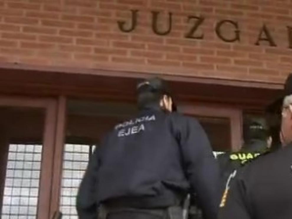 Momento en el que el presunto agresor entra en los juzgados de Ejea de los Caballeros.