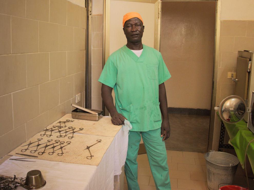 Evariste trabaja de auxiliar de enfermería en el quirófano del hospital chadiano que colabora con Ilumináfrica.