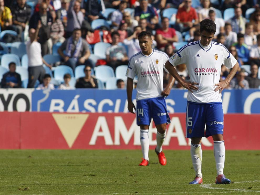Erik Morán y Marcelo Silva, tras recibir uno de los goles
