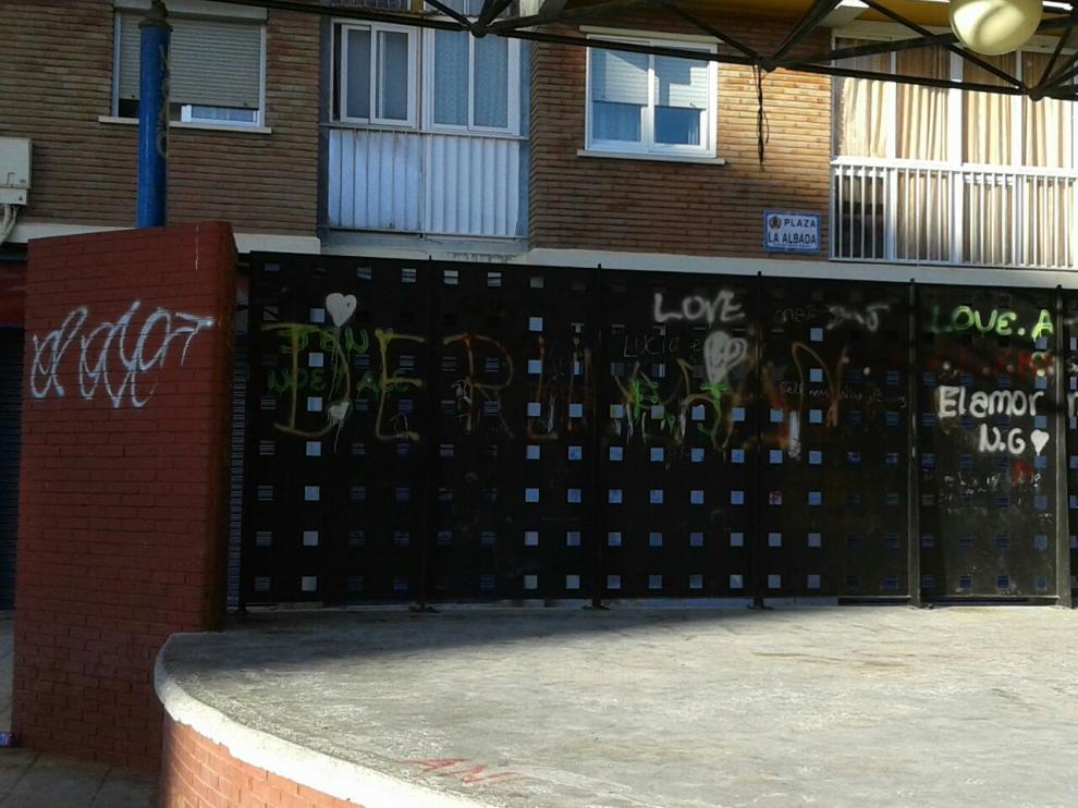 Pintadas en el escenario de la plaza de La Albada