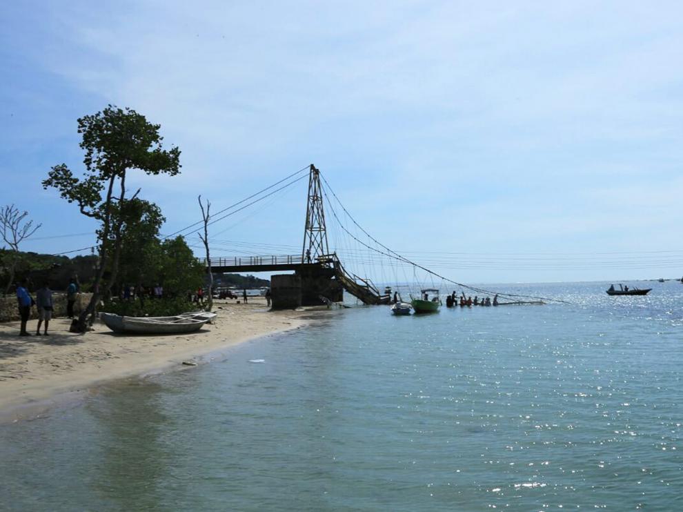 Nueve muertos al hundirse un puente en la isla indonesia de Bali