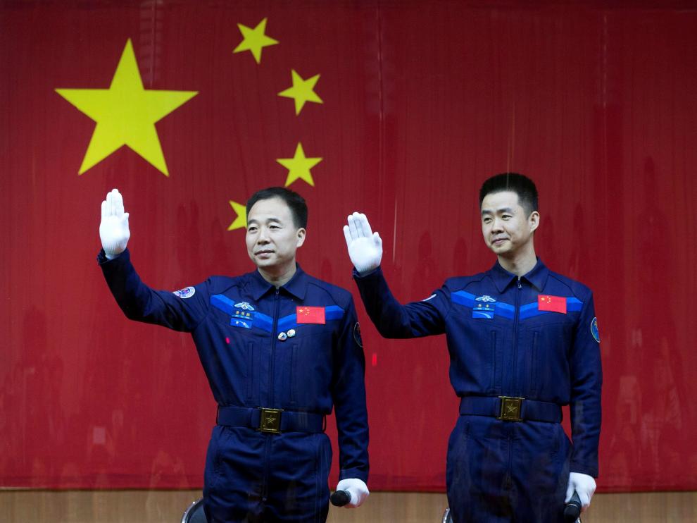 China lanza al espacio su misión tripulada más larga