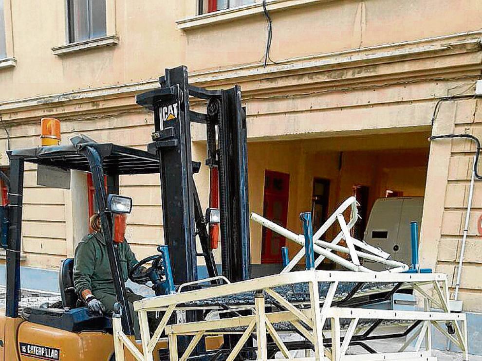 Transporte de somieres que estaban en las habitaciones del cuartel.