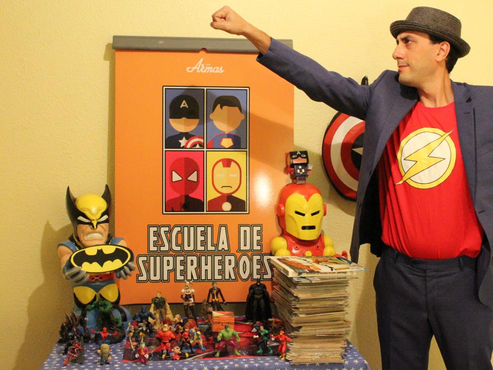 Manuel Ramas, en actitud heróica, dispuesto a salvar el mundo... o al menos a formart pequeños superhéroes.