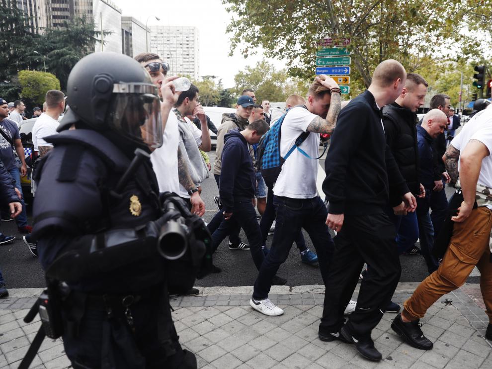 Los hinchas del Legia pasean por Madrid antes del partido de Liga de Campeones