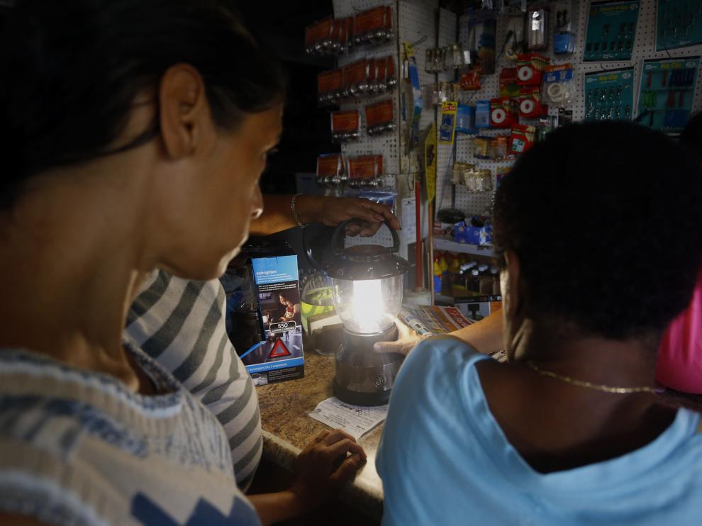 Una familia se alumbra con una linterna.