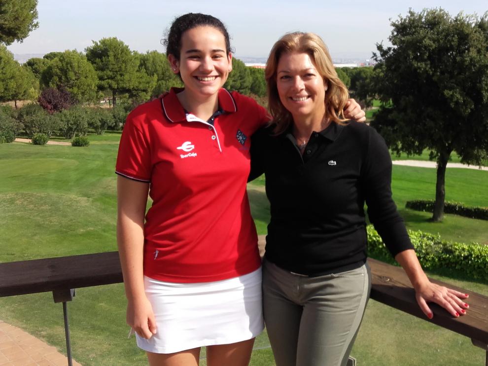 Beatriz Espelosín y Raquel Carriedo, ayer en el zaragozano campo de golf de La Peñaza.