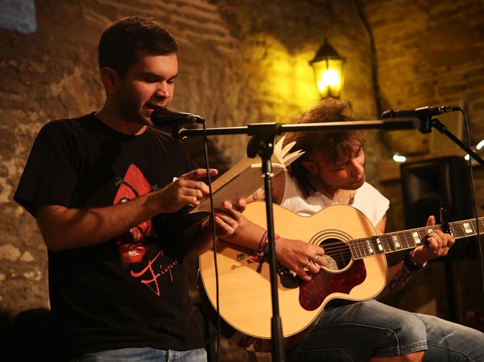 Los organizadores Adrián Flor, recitando y Luis David Guebba, a la guitarra, en la inauguración de la segunda temporada de noches de Poemia.