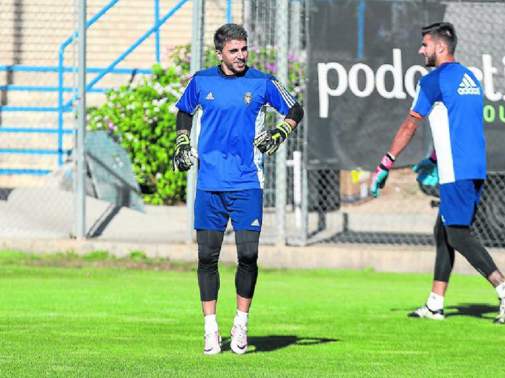 Imagen de un entrenamiento de porteros del Real Zaragoza, con Xabier Irureta en primer término, y Álvaro Ratón al fondo