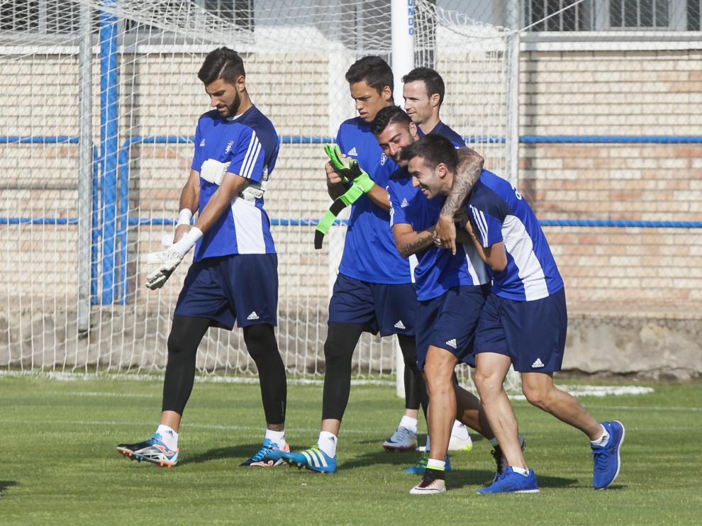 Lanzarote, abrazado por Rico. Detrás, Ratón, Whalley y Manu Herrera