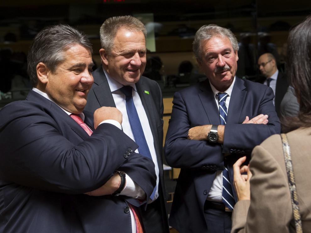 Cuatro de los ministros del grupo conversan minutos antes de la reunión.