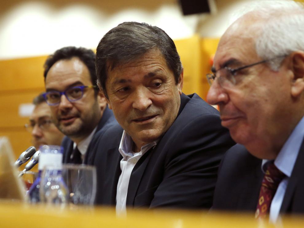 Javier Fernández, en el centro, durante la reunión del PSOE