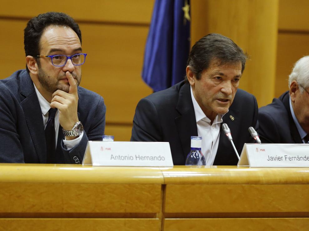 El presidente de la gestora del PSOE, Javier Fernández (c), acompañado por los compañeros de partido Antonio Hernando (i) y Vicente Álvarez Areces (d)
