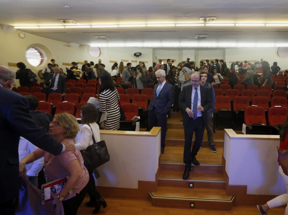 DECENAS DE JÓVENES INTENTAN QUE FELIPE GONZÁLEZ NO ENTRE EN LA AUTÓNOMA