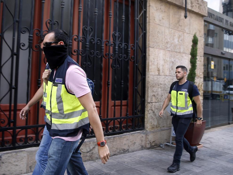 Agentes de la UDEF en una foto de archivo
