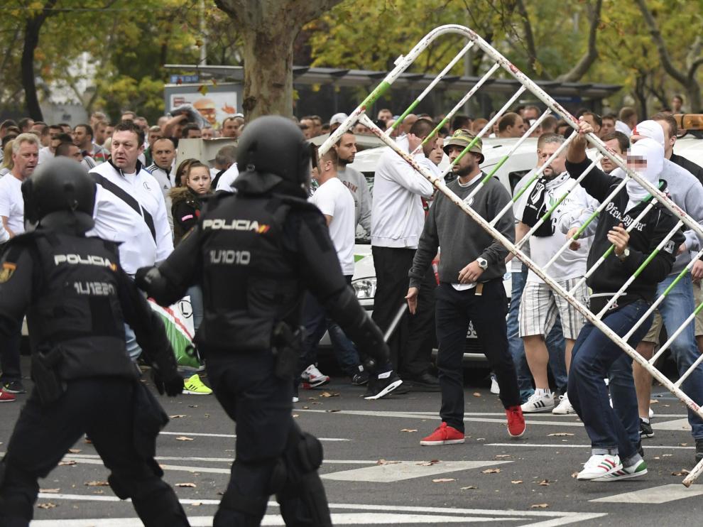 Varios aficionados del Legia de Varsovia se enfrentan a los agentes de la Policía Nacional.