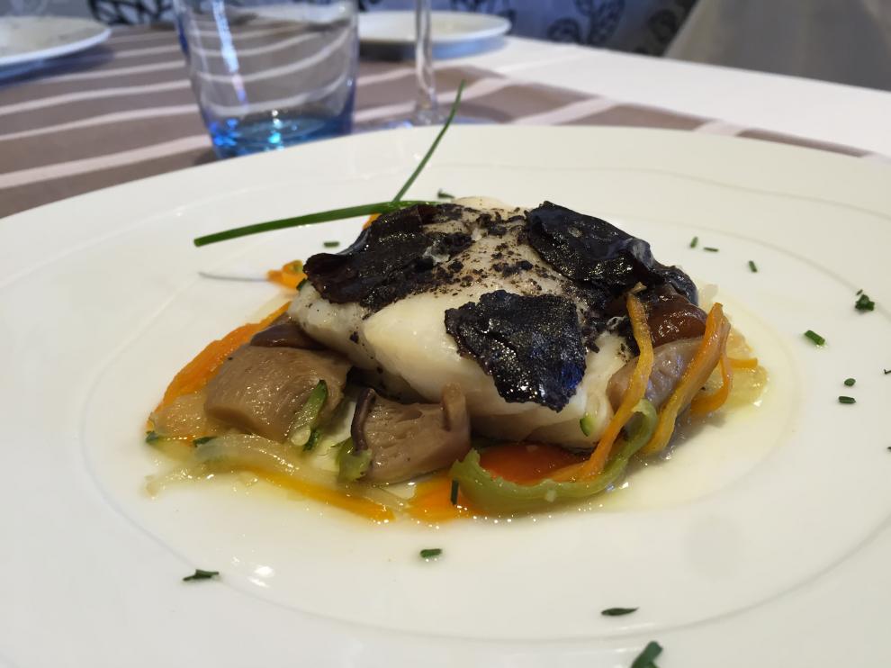 Bacalao en papillote con verduritas, setas y trufa negra.