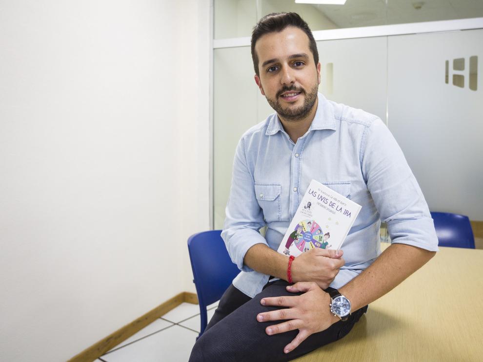 Héctor Castiñeira es un enfermero gallego que comparte con su personaje ('Satu') profesión y vocación.