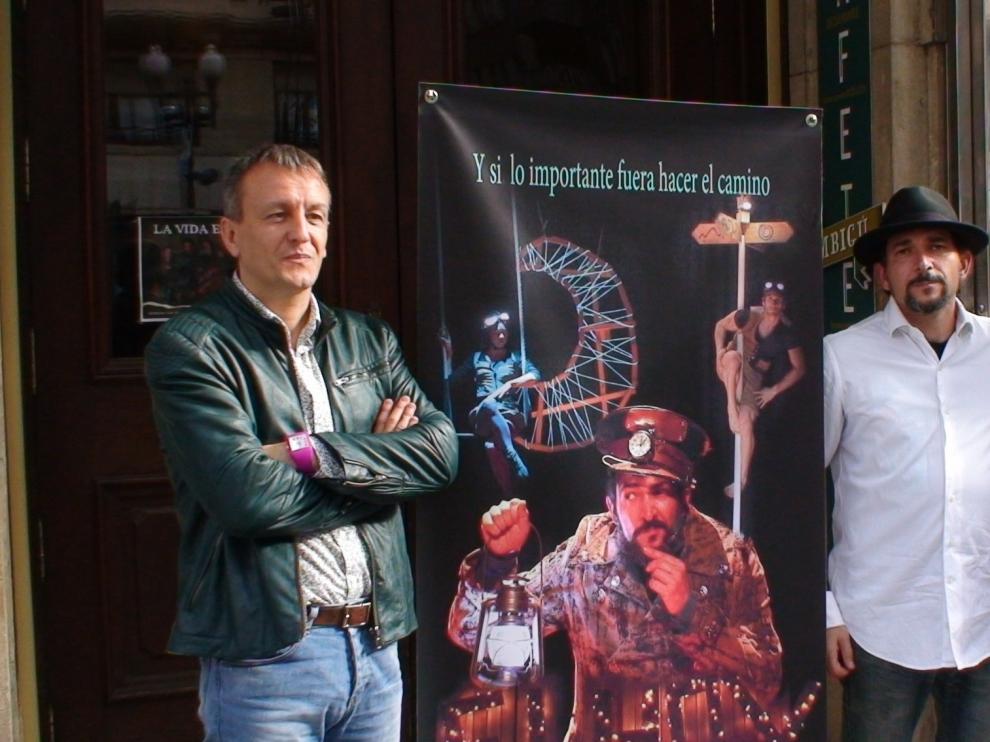 Fernando Rivarés, Mario Cosculluela y Alberto Beltrán, junto a un cartel del espectáculo 'Elhoy'