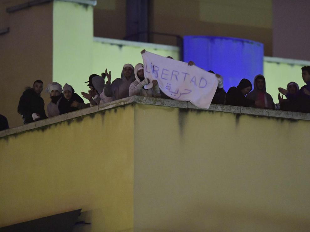 Un grupo de inmigrantes amotinados en la azotea.