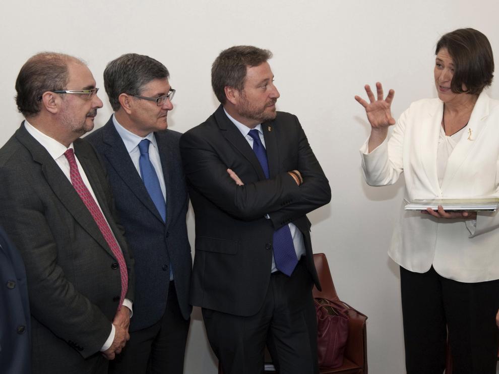 La comisaria de Transportes, Violeta Bulc a la derecha, recibió ayer en el Parlamento europeo a la delegación de Aragón.