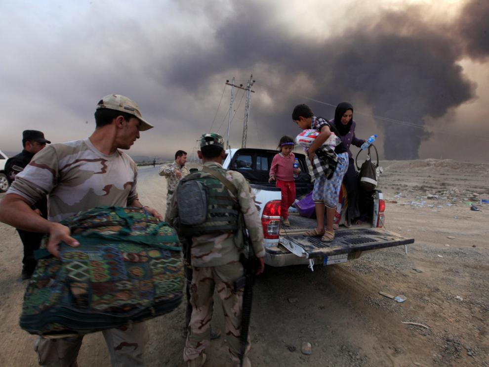 Desplazados que salen de Mosul