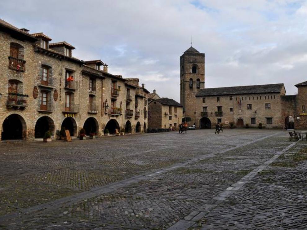 La plaza Mayor de Aínsa regresa, este fin de semana, al año 1423.