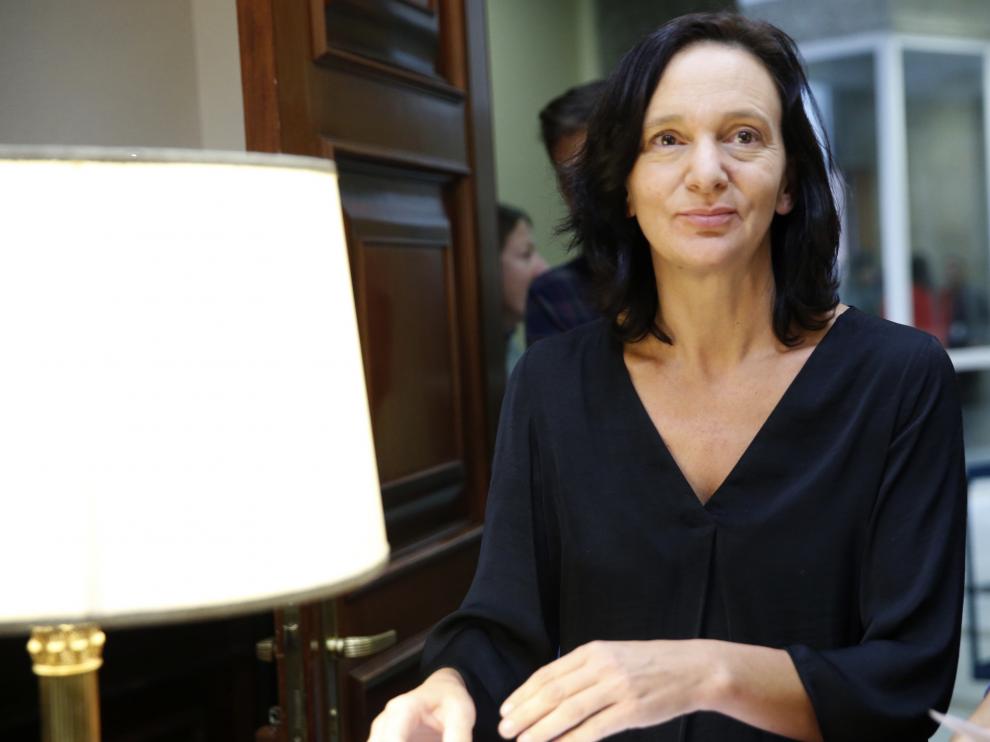 La responsable de Análisis Político y Social de Podemos, Carolina Bescansa, durante la presentación hoy en el registro del Congreso de los Diputados de las enmiendas que presenta su formación a la reforma de la Ley Electoral.