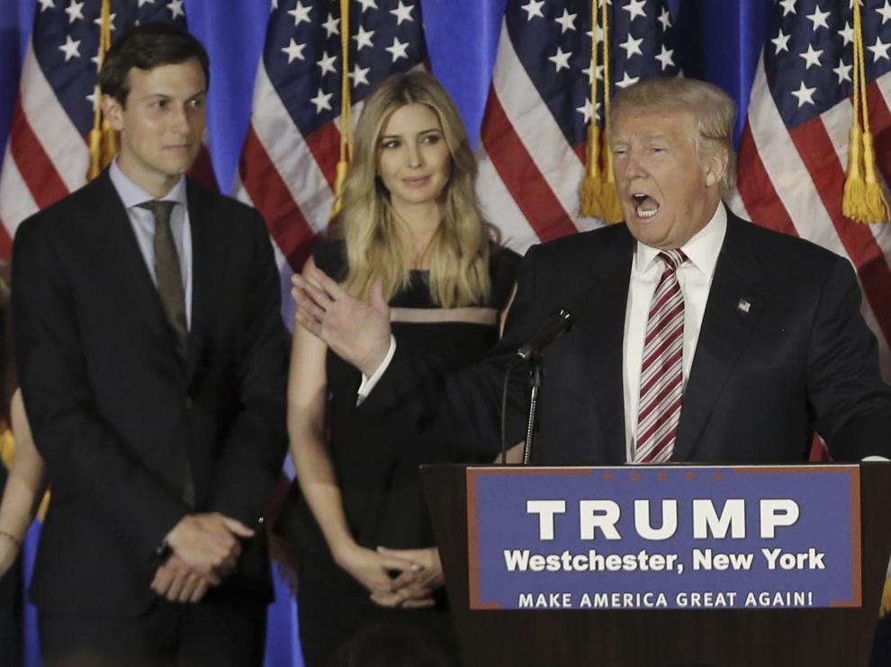 Ivanka Trump, junto a su esposo y su padre, en un acto de campaña.
