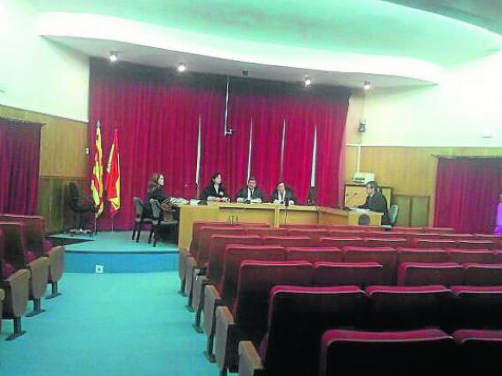 El salón de actos de la Casa Blanca -en la foto- es desde ayer la sala de vistas de la Audiencia.