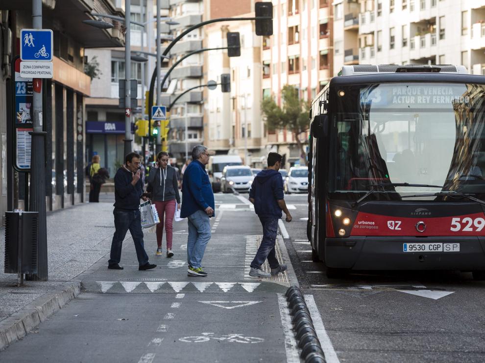 Carril bici por delante de la parada del bus. Si los ciclistas no respetan las señales de advertencias (cedas al paso, elevación de la parada...) llegan los accidentes con los usuarios que suben y bajan del autobús.