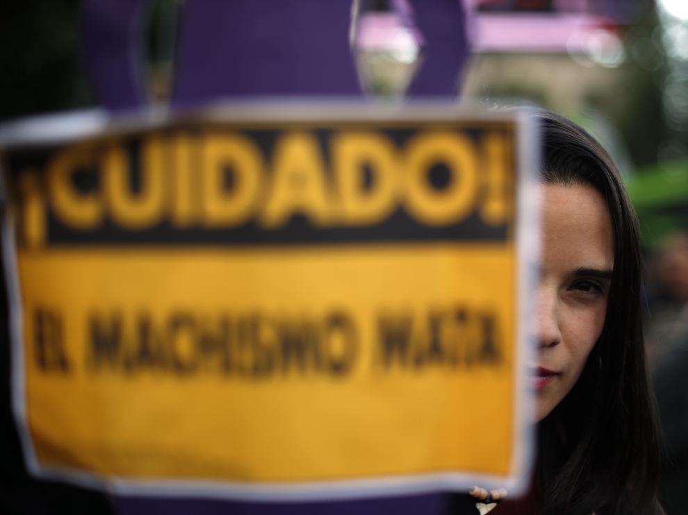 DECENAS DE MILES DE MUJERES SE MOVILIZAN EN CHILE CONTRA LA VIOLENCIA MACHISTA
