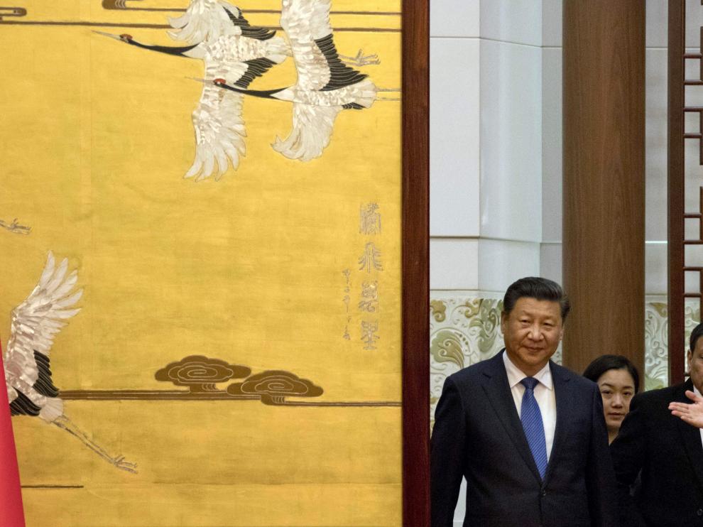 Duterte -dcha.-, con su homólogo chino, Xi Juanping, en Pekín.
