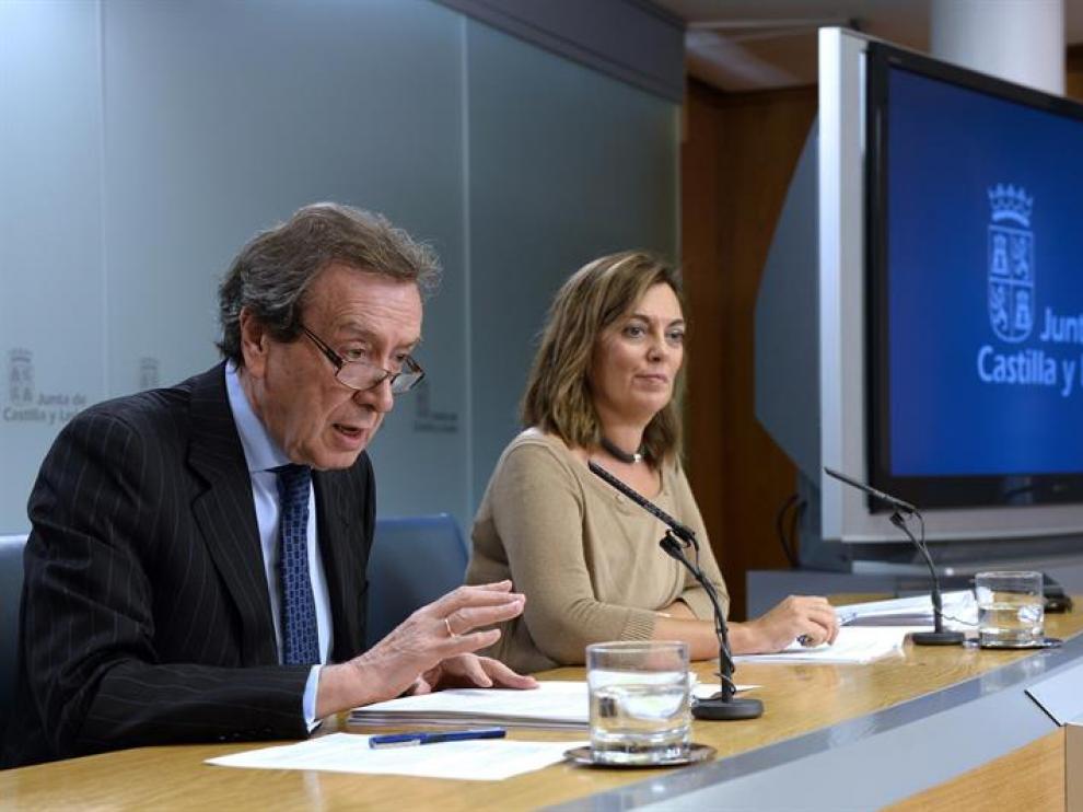 El vicepresidente y consejero de la Presidencia de la Junta de Castilla y León, José Antono de Santiago-Juárez, acompañado de la portavoz y consejera de Agricultura, Milagros Marcos