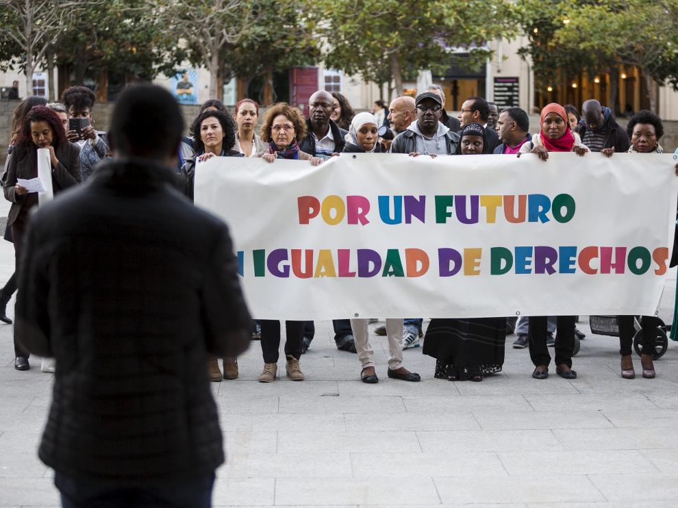 Alrededor de un centenar de personas se han concentrado este jueves por la tarde frente a la Delegación del Gobierno de Aragón para solicitar un sistema justo de acceso a la nacionalidad española por residencia