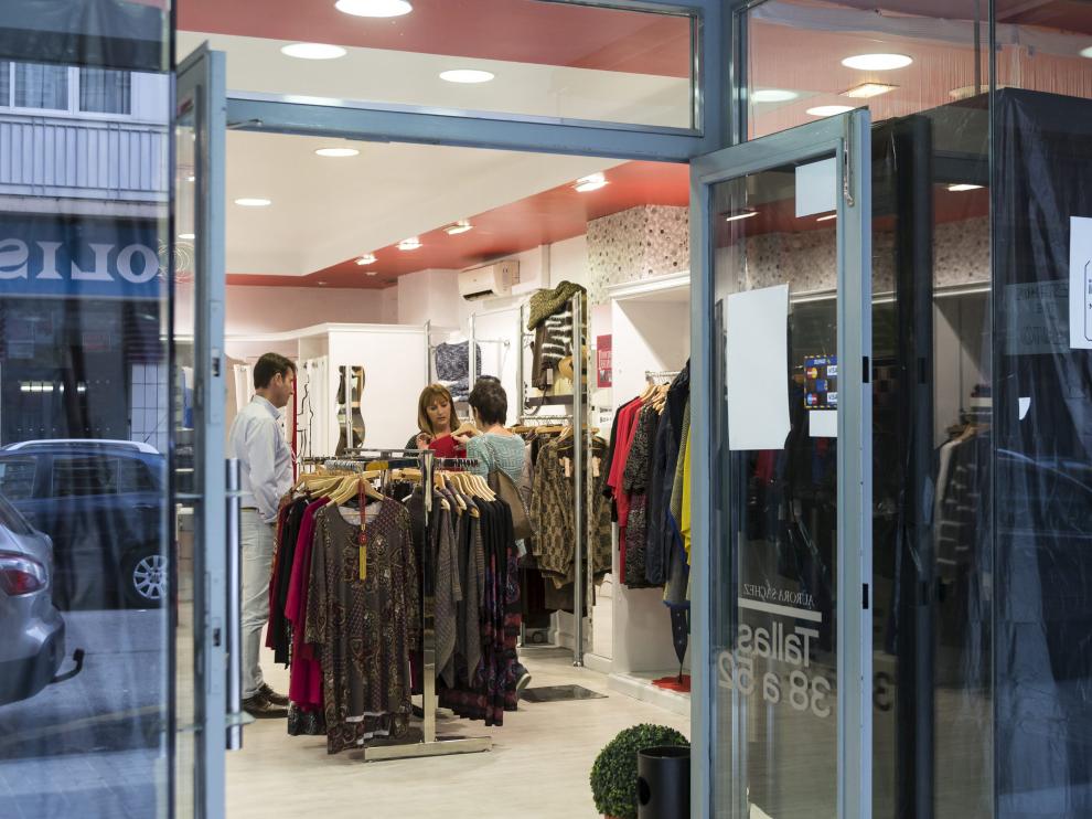 Una veintena de locales taparon sus escaparates para protestar contra el 'outlet'.