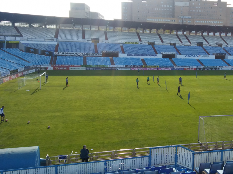 Un momento del entrenamiento del Real Zaragoza en la mañana de este jueves en el estadio de La Romareda.
