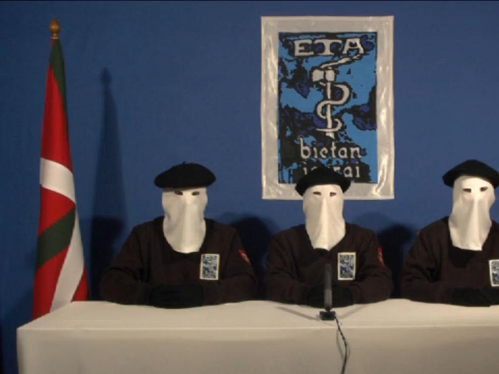 Foto de archivo de la lectura del comunicado de la banda.