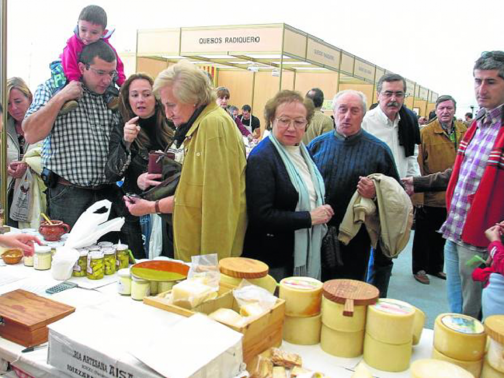 Buena parte de los 10000 visitantes que se esperan en la Feria de Otoño llegan atraídos por el concurso de quesos. Los artesanos ponen además a la venta sus productos, y con gran éxito, teniendo en cuenta que el año pasado se vendieron casi seis toneladas