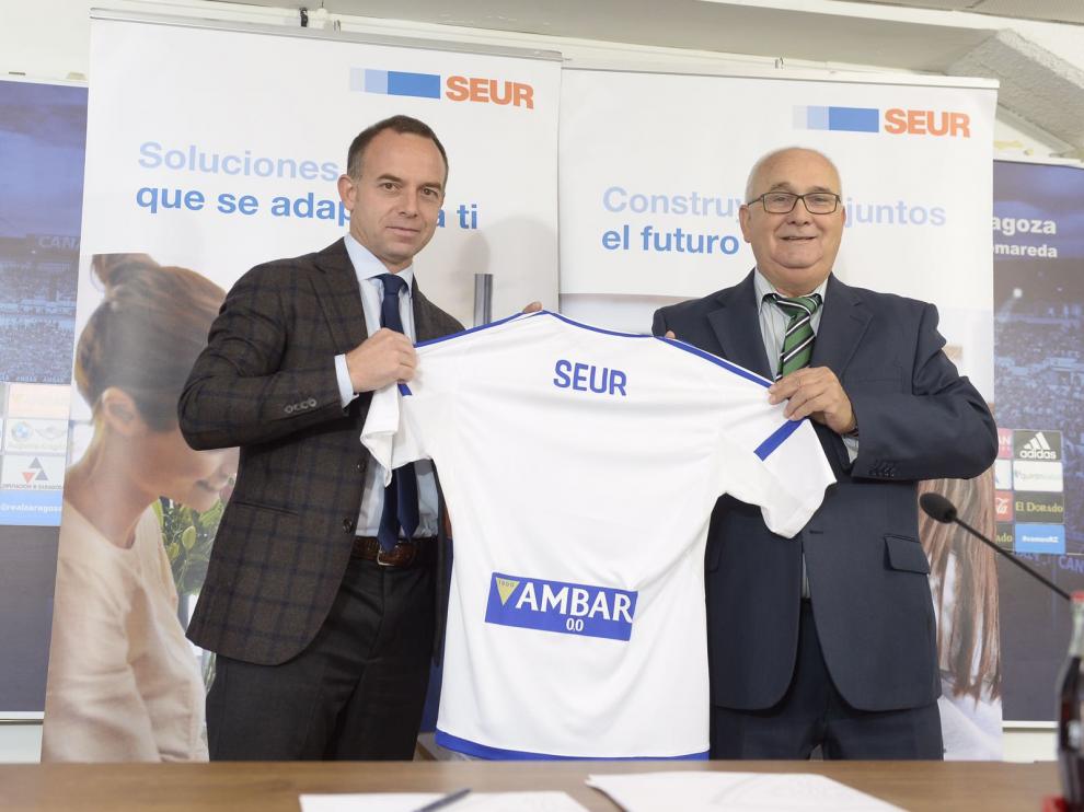 Gumersindo Andía, director regional de SEUR, y Christian Lapetra, presidente del Real Zaragoza
