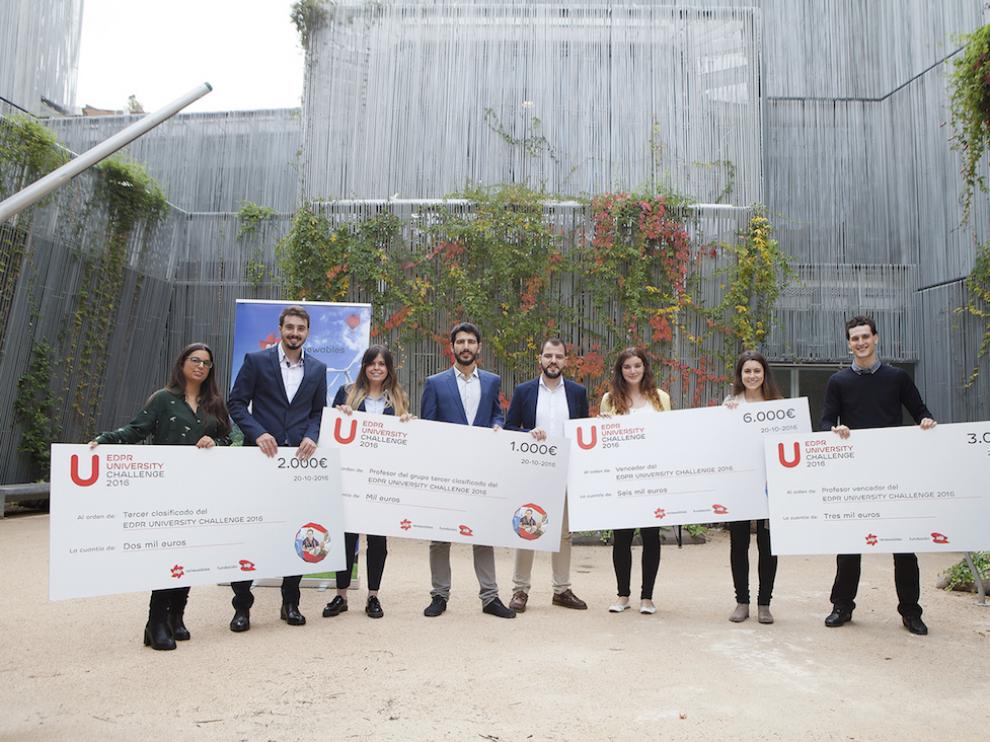 Todos los premiados en el certamen, con sus cheques.