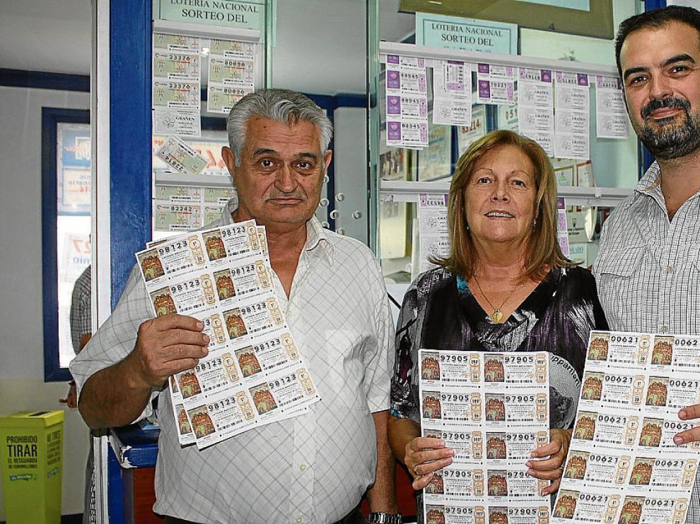 El matrimonio formado por Fortunato Oriol y Pilar Azagra y su hijo, César, en la administración.