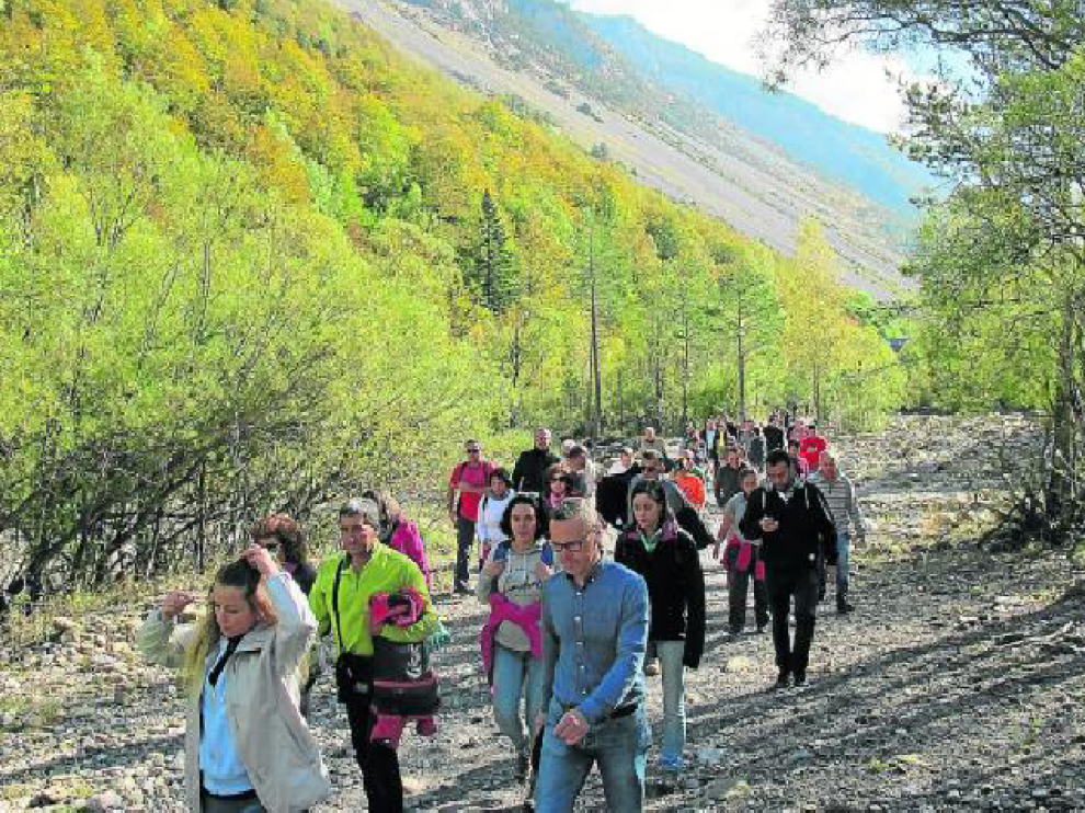 Alcaldes de parques nacionales de toda España ayer en su visita al valle de Pineta