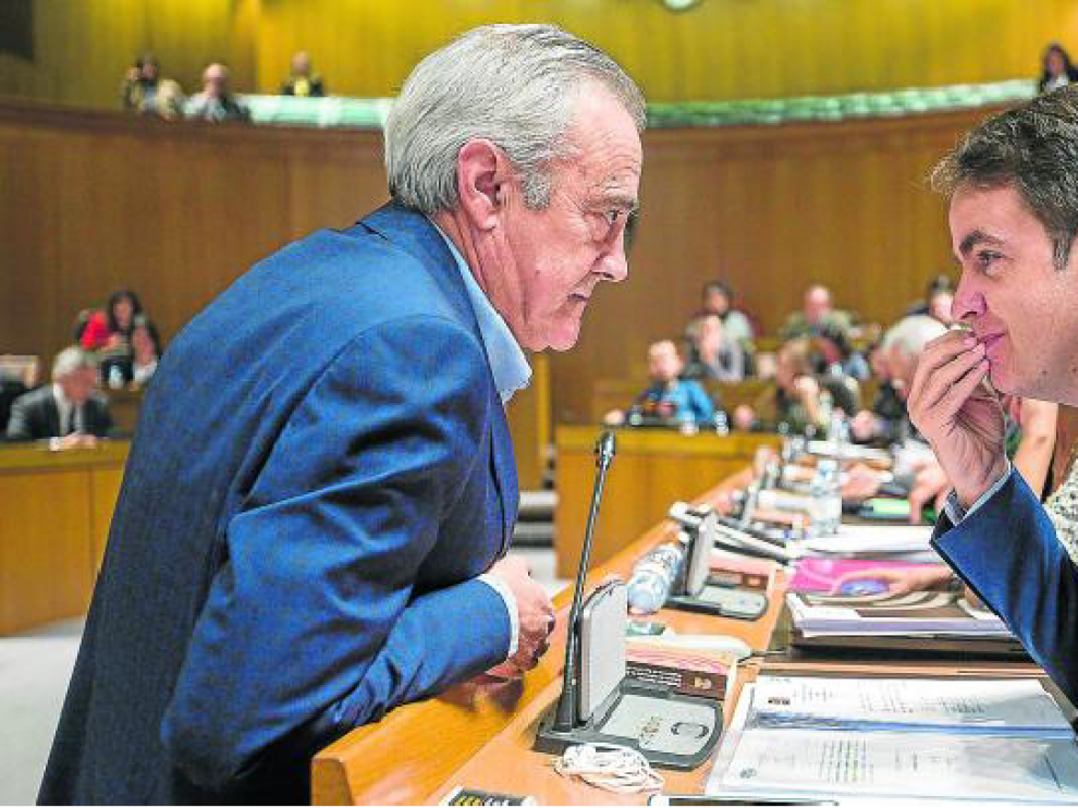 El portavoz del PSOE -a la izquierda- y el del PP, Roberto Bermúdez de Castro, hablan justo antes de empezar el pleno