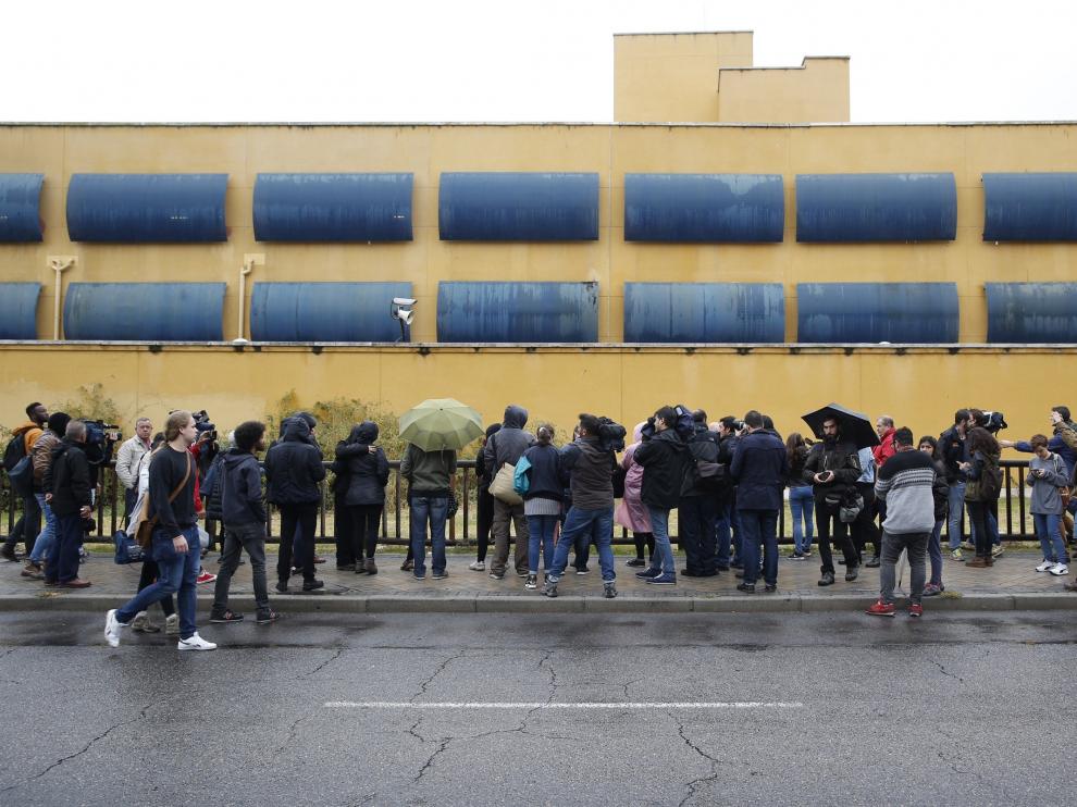 Decenas de periodistas, frente al CIE de Aluche, durante el motín.